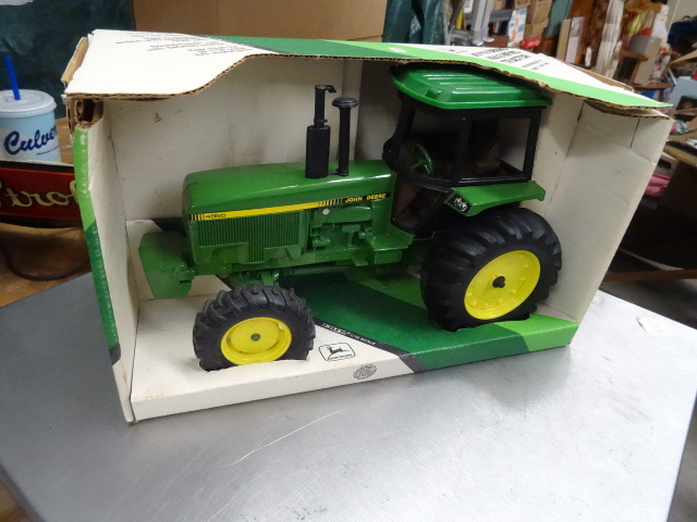 lot 120 image: John Deere 4955 Tractor 116 Scale