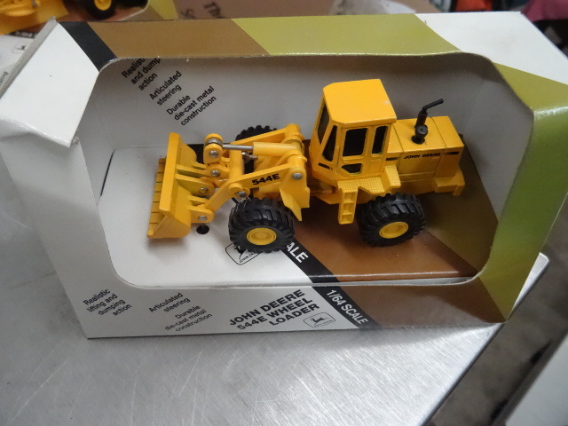 lot 215 image: John Deere 544E 164 Scale Loader