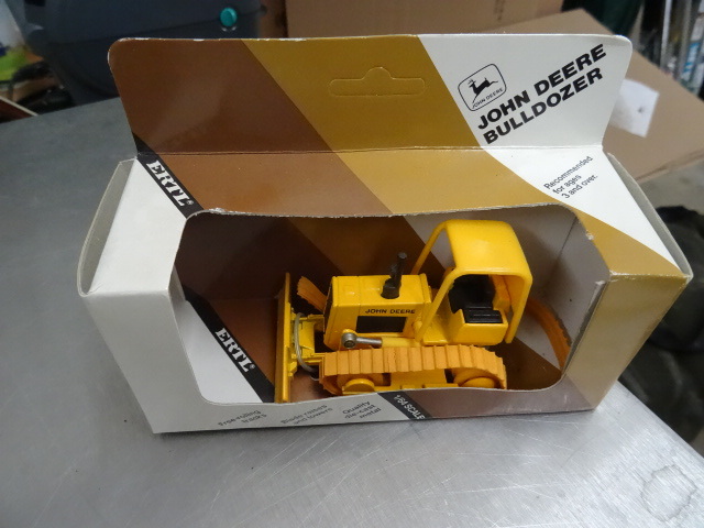 lot 216 image: John Deere Bulldozer 164 Scale