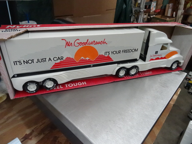 lot 218 image: Nylint Mr Good Wrench Semi