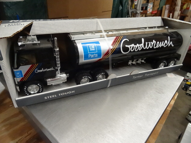 lot 225 image: Nylint GM Good Wrench Tanker Semi