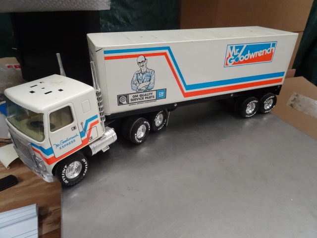lot 233 image: Nylint Mr Good Wrench Semi