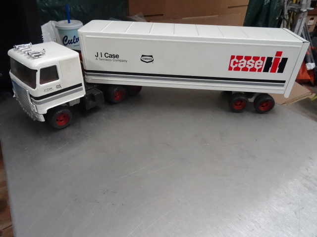 lot 237 image: Ertl Case IH Semi