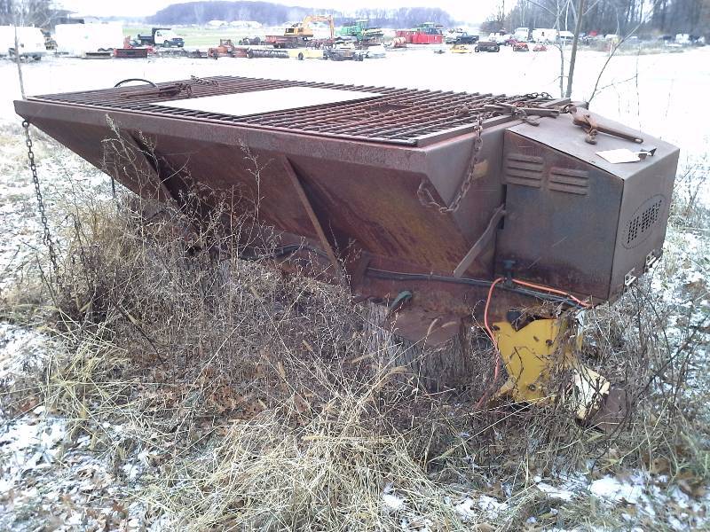 lot 6 image: Hi-Way Spreader