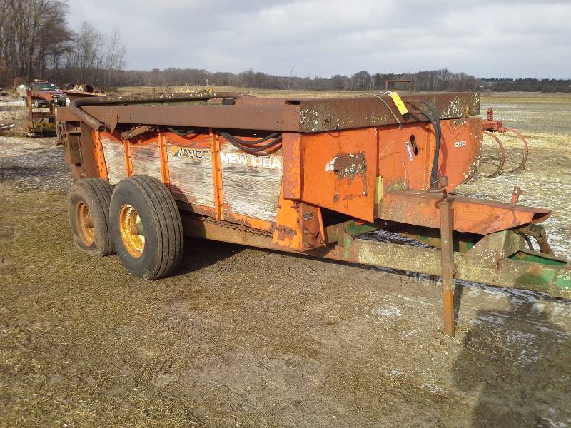 lot 7 image: Avco New Idea 243 Spreader