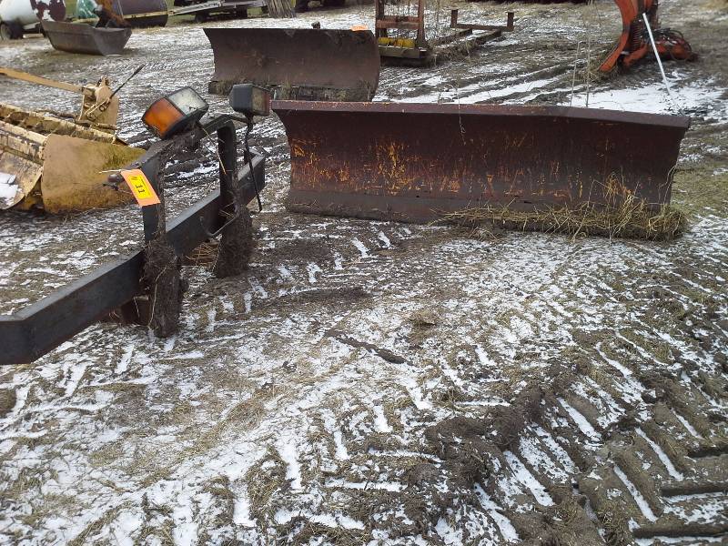 lot 11 image: 90 Universal Plow with Lights