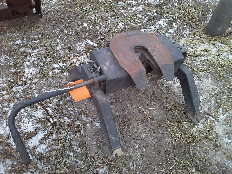 lot 28 image: 5th Wheel Adapter