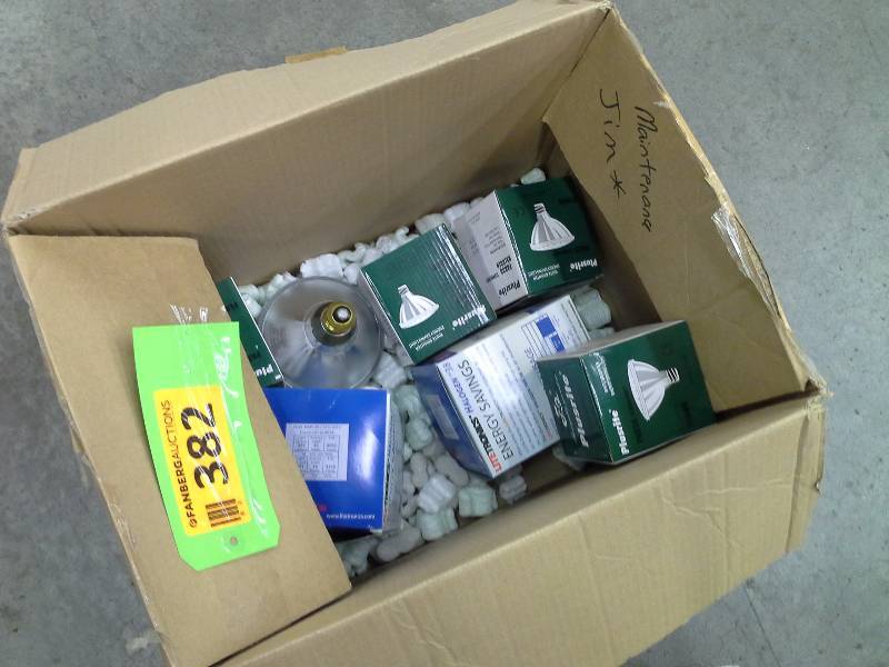 Box of floodlight lamp bulbs