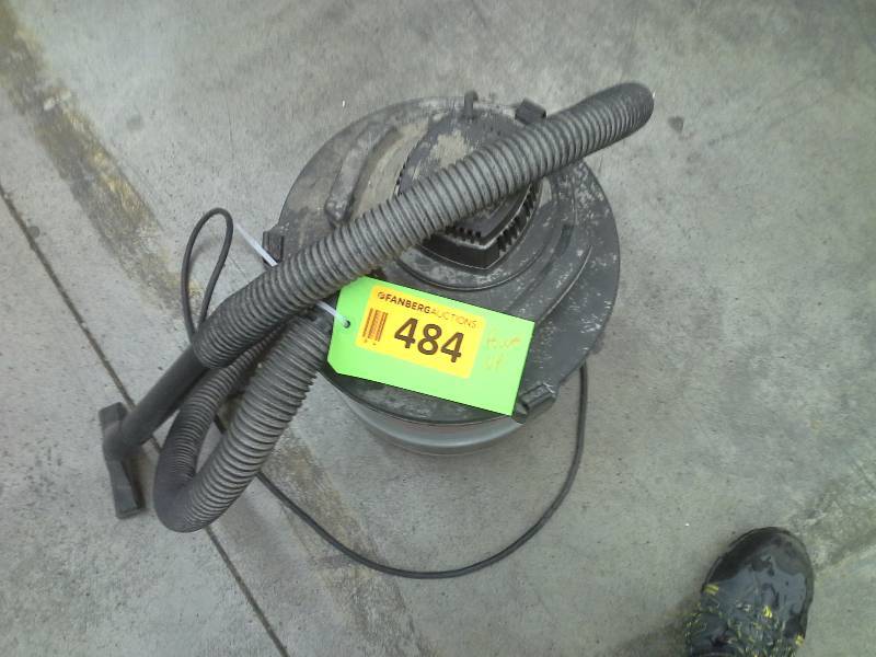 Small vacuum cleaner