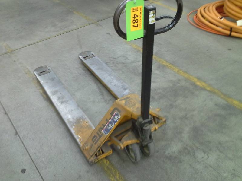 Hydraulic pallet truck, capacity 5500 pounds