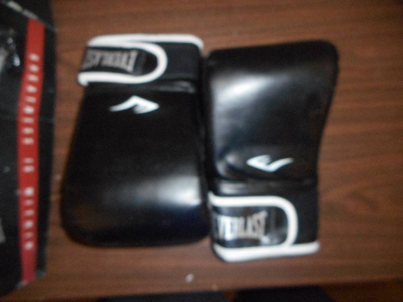 lot 42 image: EVERLAST MMA HEAVY BAG TRAINING GLOVES