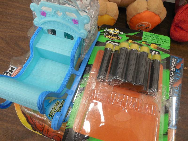 lot 4 image: Lot of Toys