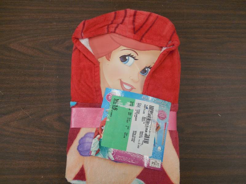 lot 18 image: Disney Princess Ariel Hooded BathBeach Poncho Towel, 22 in. x 22 in.