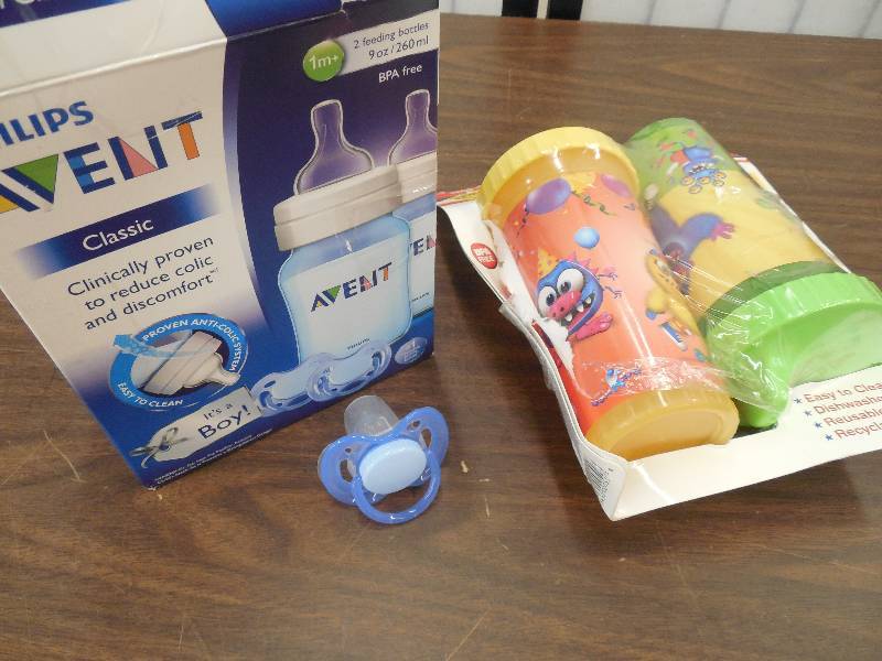 lot 19 image: Bottles & sippy Cup set