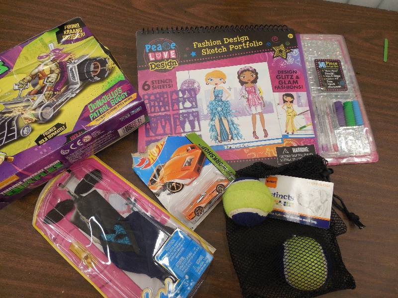 lot 21 image: Lot of Toys
