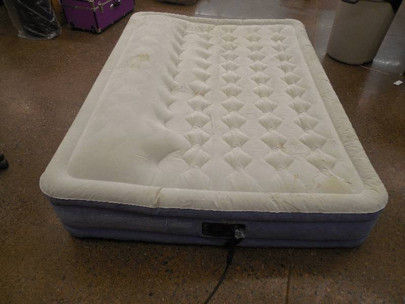 lot 50 image: Intex Air Mattress With Built in Pump - Full