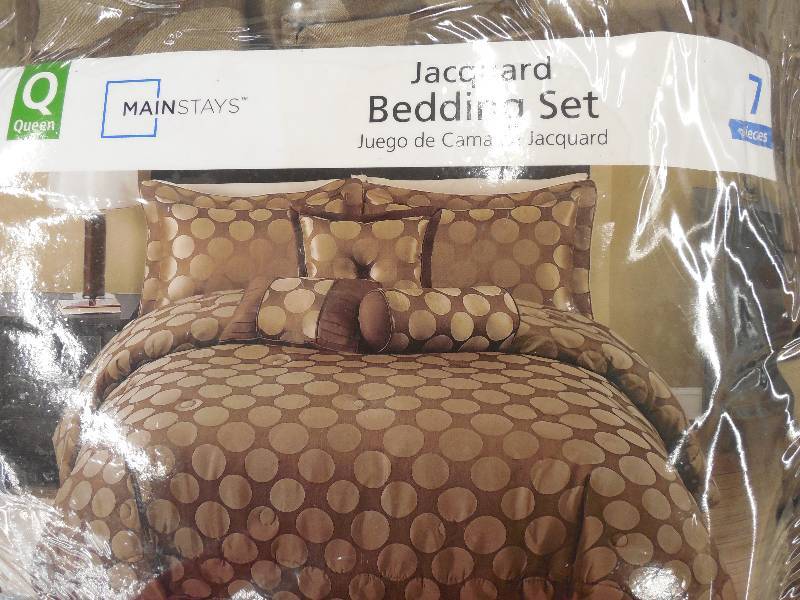 lot 74 image: Mainstays 7 Piece Comforter Set, Circle Line