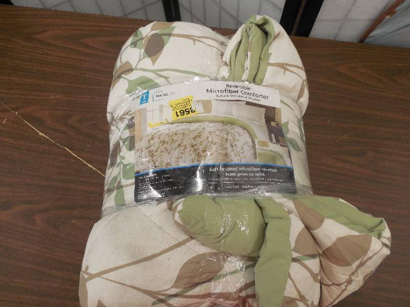 lot 75 image: Mainstays Reversible Comforter Collection, Leaf Vine