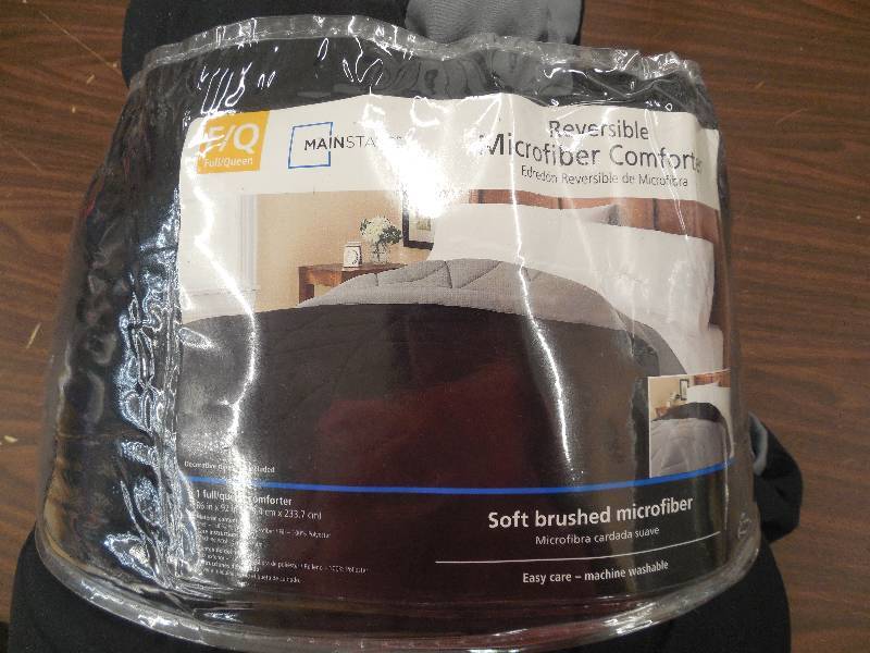 lot 78 image: Mainstays Reversible Microfiber Comforter