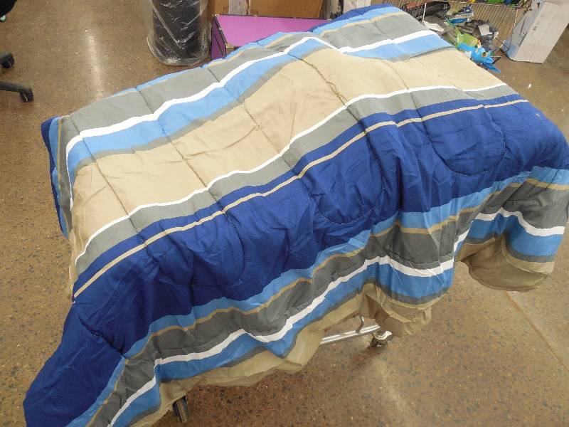 lot 79 image: Twin Reversible Microfiber Comforter