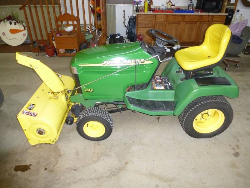 John Deere 345 Lawn Tractor