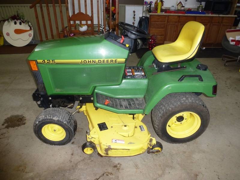 John Deere 425 Lawn Tractor