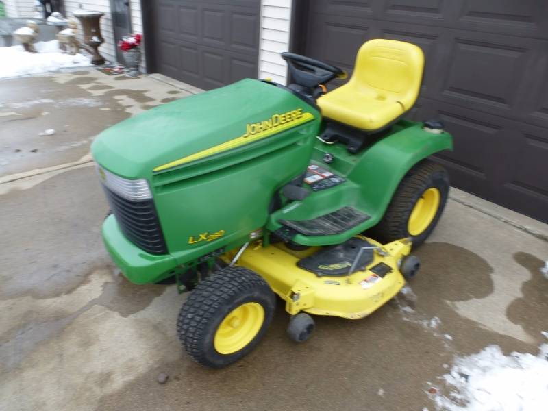 John Deere LX280 Lawn Tractor