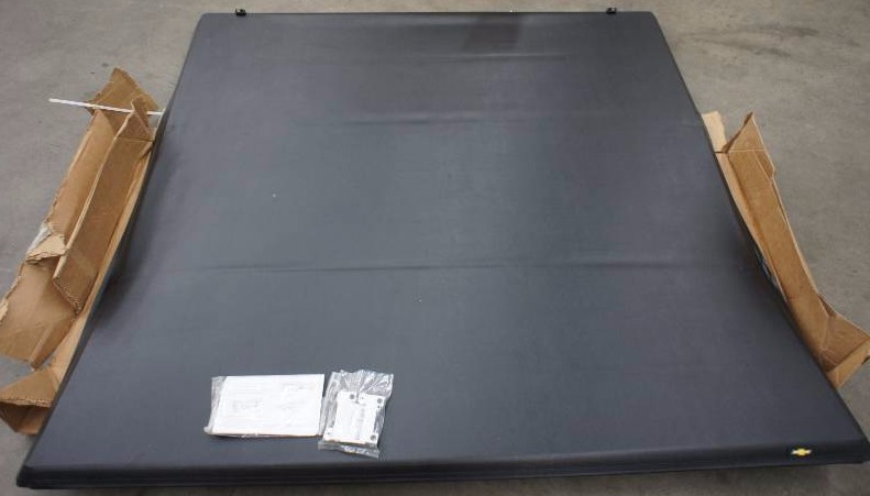 lot 1 image: 2014 Chevy Silverado 1500 Hard Folding Tonneau Cover