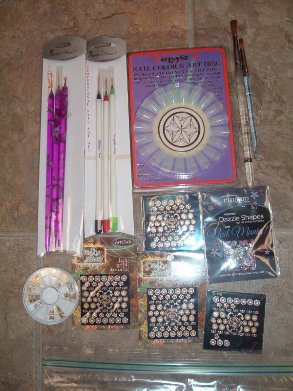 lot 286 image: Nail art brush sets, stickers, and Nail art wheel