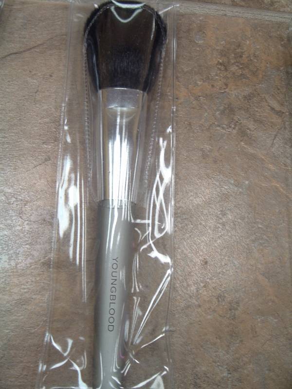 lot 304 image: Youngblood Powder Brush