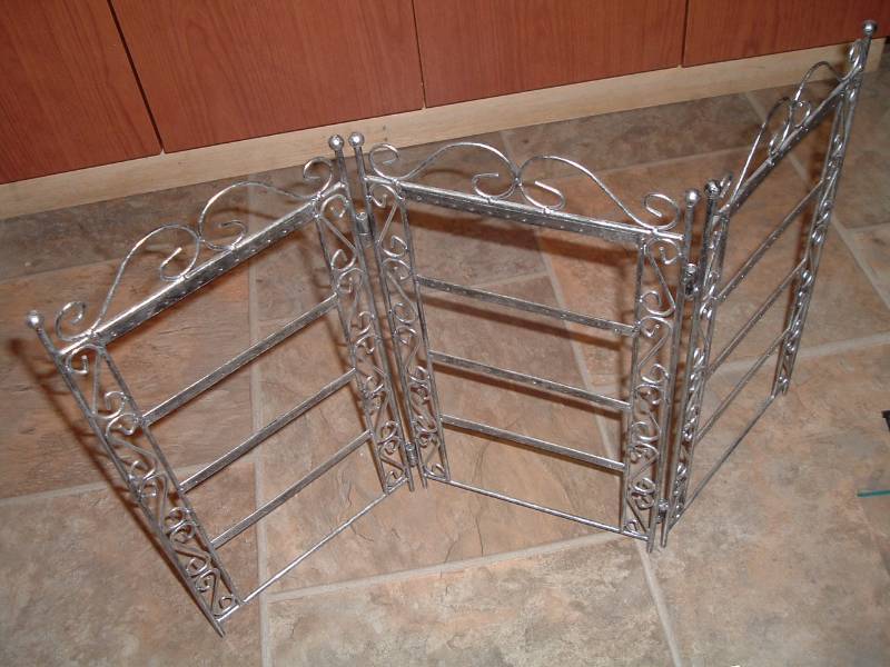 lot 367 image: Tri-fold Earring display