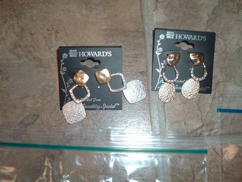 lot 368 image: Earrings, NEW