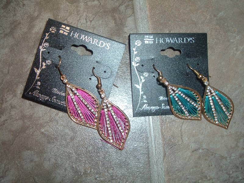 lot 370 image: Earrings, NEW