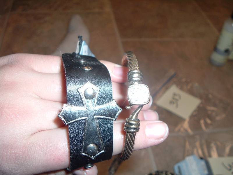 lot 383 image: Bracelets, NEW