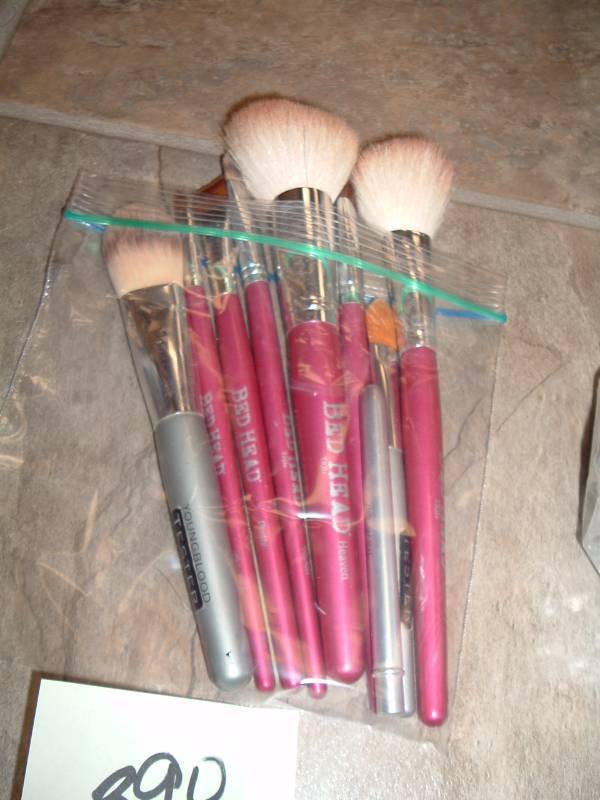lot 390 image: Makeup Brush Set  Used