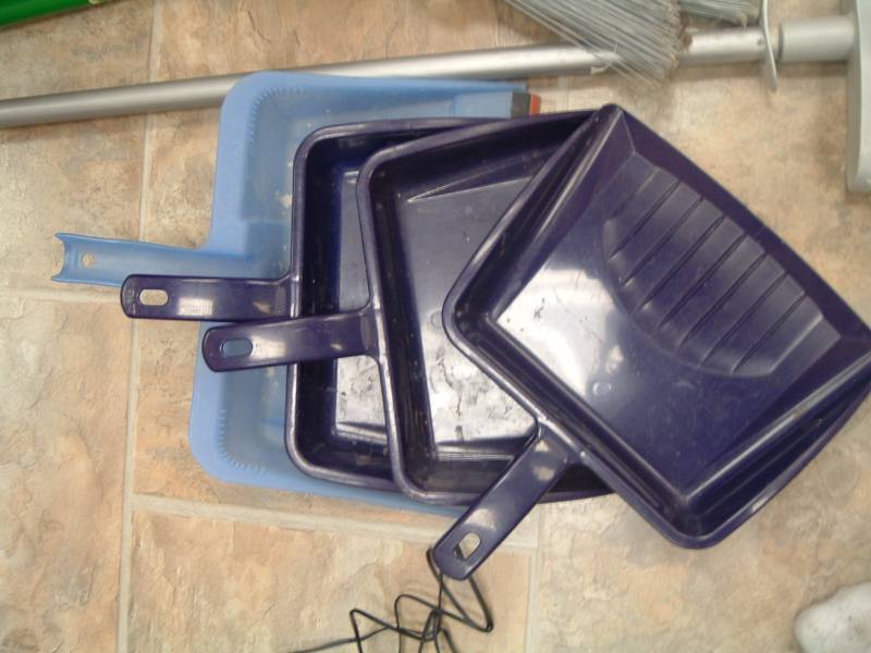 lot 476 image: 3 Brooms and 4 Dust Pans