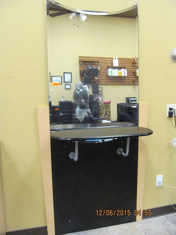 lot 8 image: Stylist Station