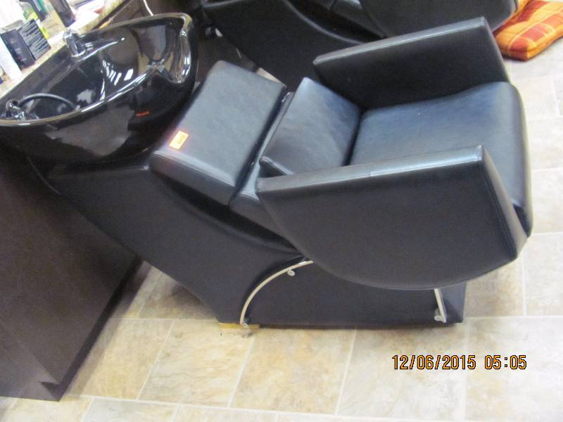 lot 17 image: Lay-back Shampoo Chair with Attached bowl