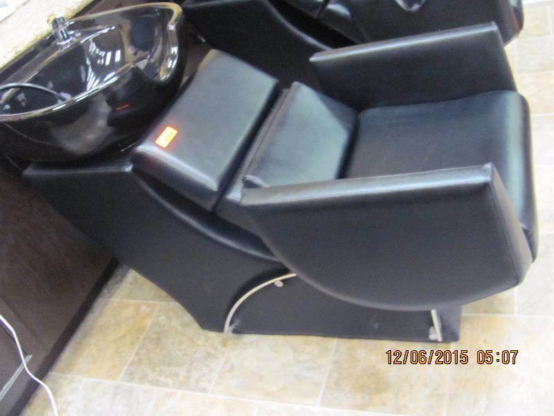 lot 18 image: Lay-back Shampoo Chair with Attached bowl