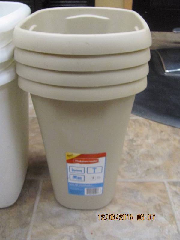 lot 47 image: Small Trash Cans