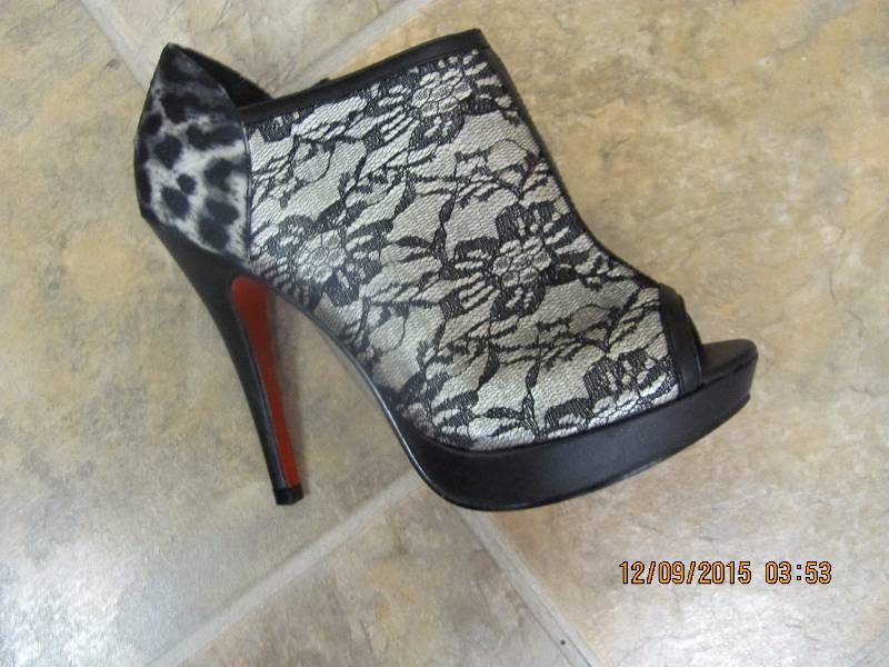 lot 62 image: Platform Heals