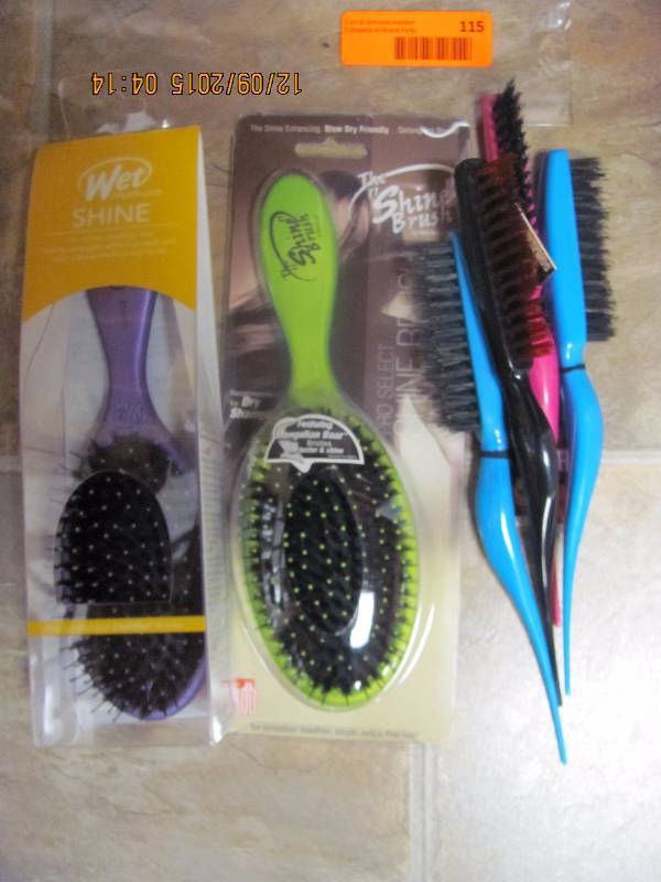 lot 115 image: Brush Set