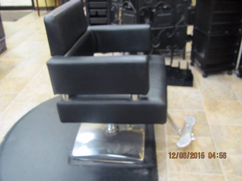 lot 16 image: Stylist Chair