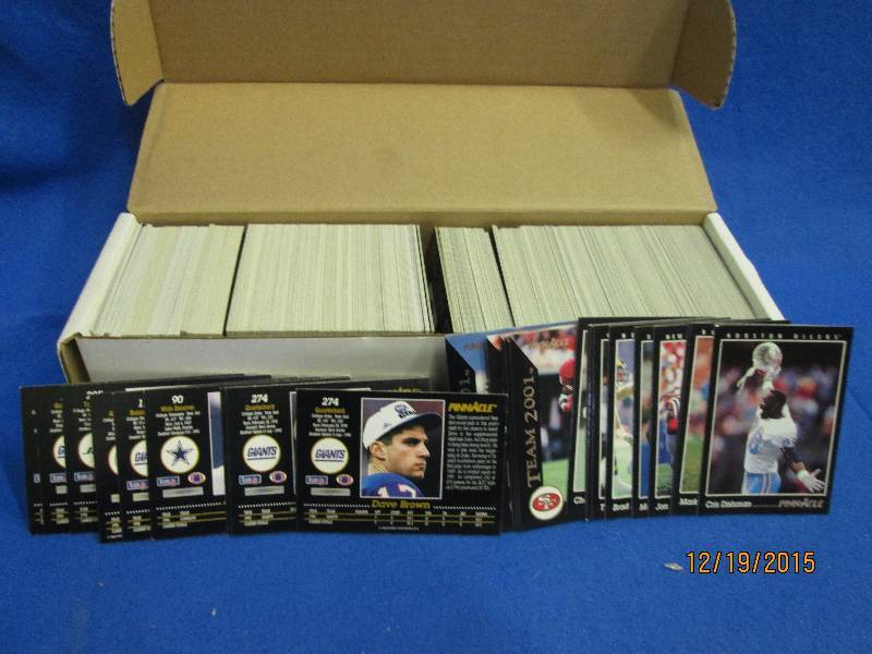 Box of 1992 - 1993 Pinnacle footbal...