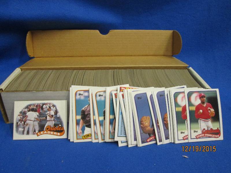 Box of 1989 Topps baseball cards...