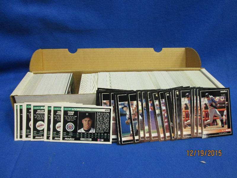 Box of 1992 Pinnacle baseball cards...