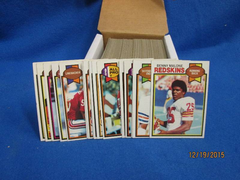 Box of 1979 Topps football cards...