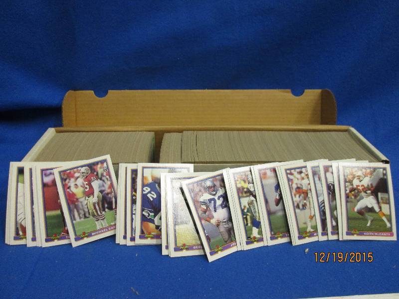 Box of 1991 Bowman football cards...