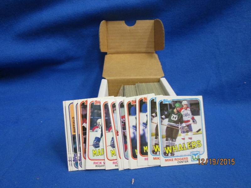 Box of 1981 - 1982 Topps hockey car...