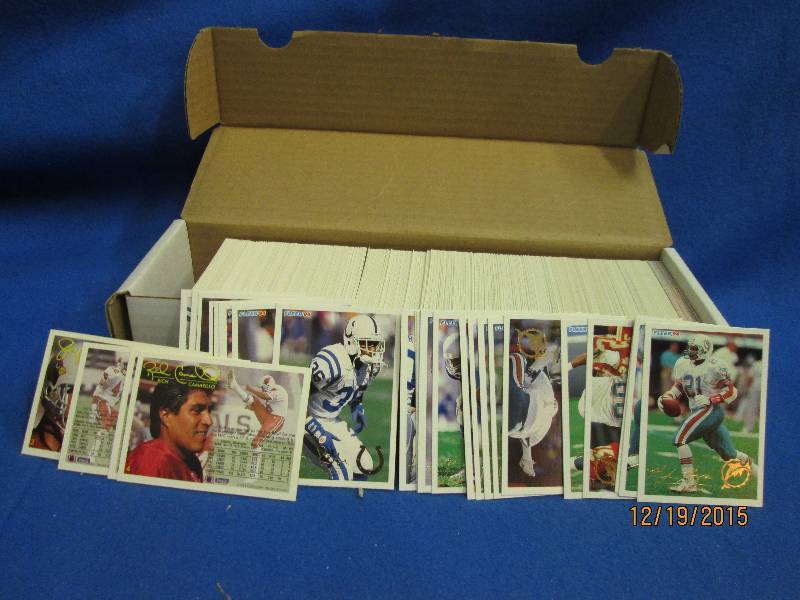 Box of 1994 Fleer football cards...